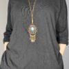 Camiseta Cuello Barca con Colgante – Suavidad y Estilo en una Prenda