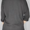 Camiseta Cuello Barca con Colgante – Suavidad y Estilo en una Prenda
