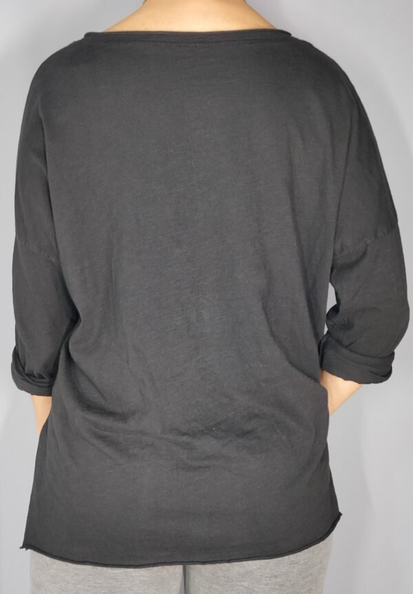 Camiseta Cuello Barca con Colgante – Suavidad y Estilo en una Prenda