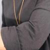 Camiseta Cuello Barca con Colgante – Suavidad y Estilo en una Prenda