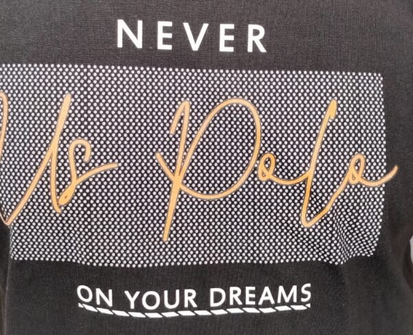 Camiseta Never – Comodidad y Estilo con Sello Nacional