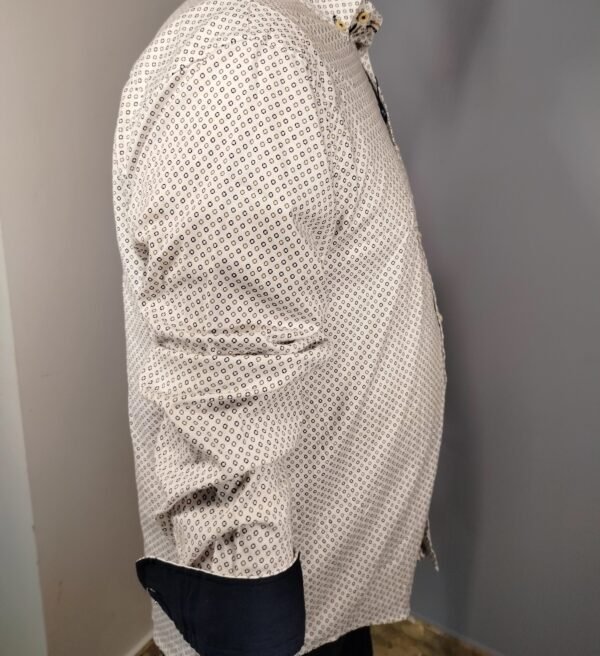 Camisa Caballero Estampada Manga Larga – Elegancia Clásica con un Toque Moderno