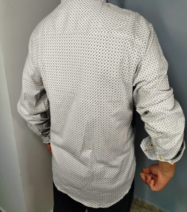 Camisa Caballero Estampada Manga Larga – Elegancia Clásica con un Toque Moderno
