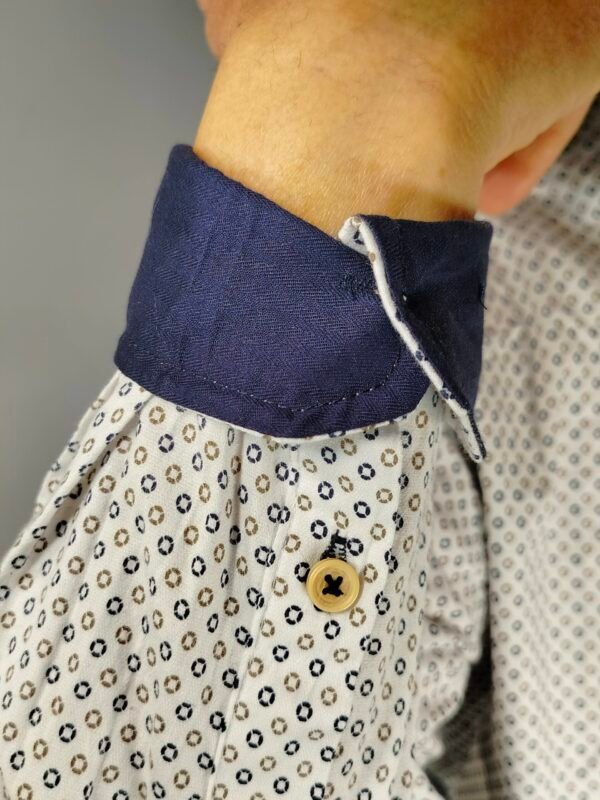 Camisa Caballero Estampada Manga Larga – Elegancia Clásica con un Toque Moderno