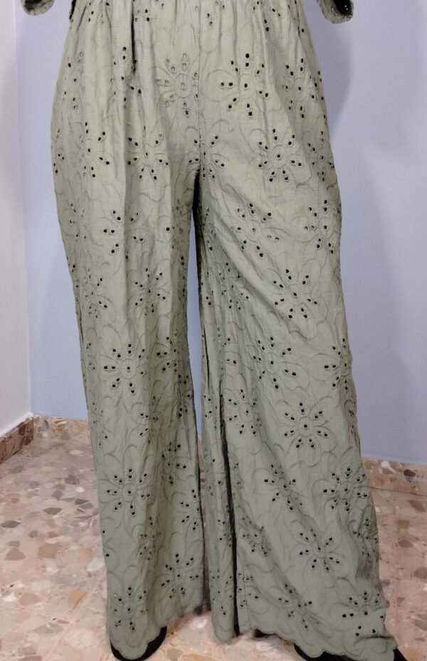 Pantalón Perforado de Camal Ancho – Frescura y Estilo en Cada Paso