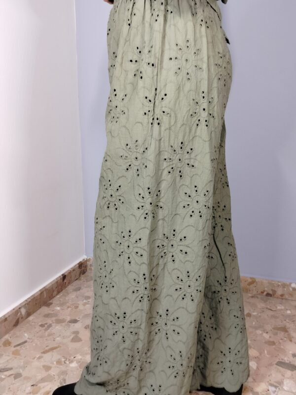 Pantalón Perforado de Camal Ancho – Frescura y Estilo en Cada Paso