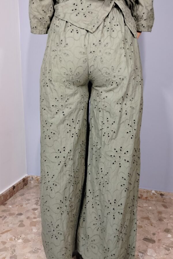 Pantalón Perforado de Camal Ancho – Frescura y Estilo en Cada Paso