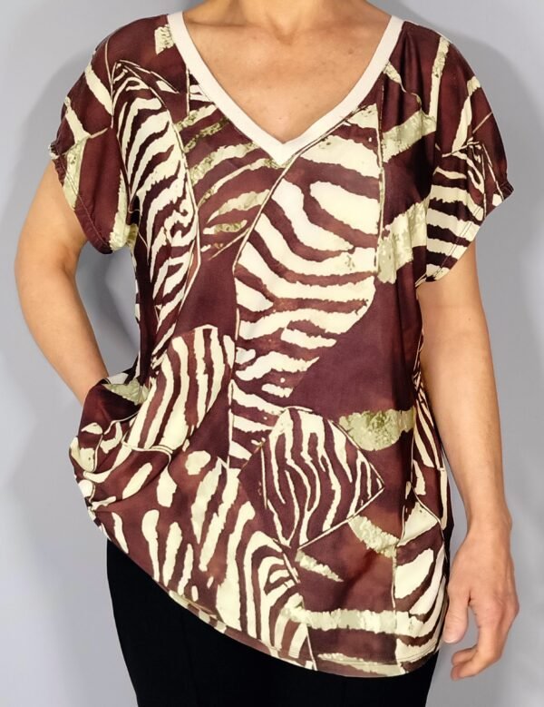 Blusa Estampada de Cuello Pico – Frescura con Estilo Nacional