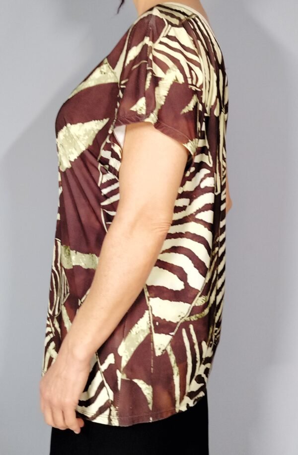 Blusa Estampada de Cuello Pico – Frescura con Estilo Nacional