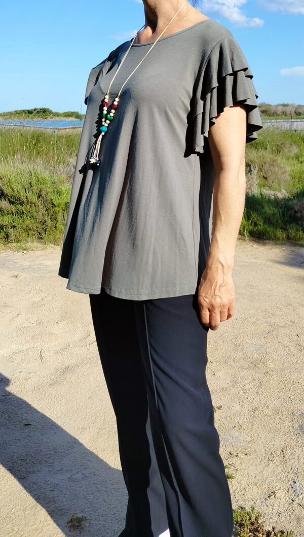 Blusa Lisa Manga Volantes: Ligera, Fresca y con un Toque de Movimiento