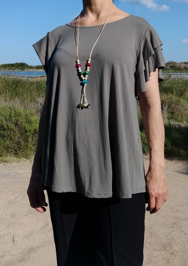 Blusa Lisa Manga Volantes: Ligera, Fresca y con un Toque de Movimiento