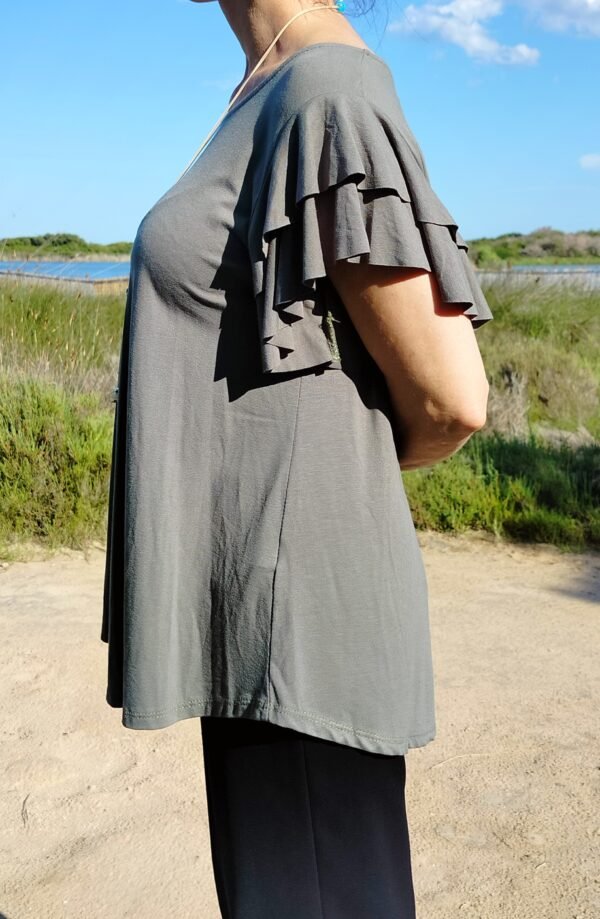 Blusa Lisa Manga Volantes: Ligera, Fresca y con un Toque de Movimiento
