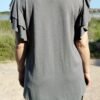 Blusa Lisa Manga Volantes: Ligera, Fresca y con un Toque de Movimiento