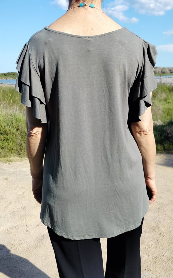Blusa Lisa Manga Volantes: Ligera, Fresca y con un Toque de Movimiento