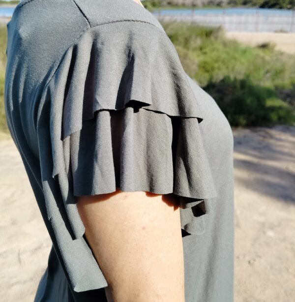 Blusa Lisa Manga Volantes: Ligera, Fresca y con un Toque de Movimiento