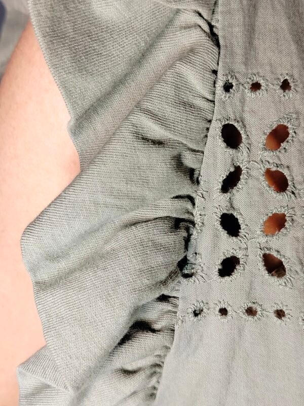 Blusa Perforada de Algodón Sin Mangas – Frescura y Comodidad en Cada Puntada