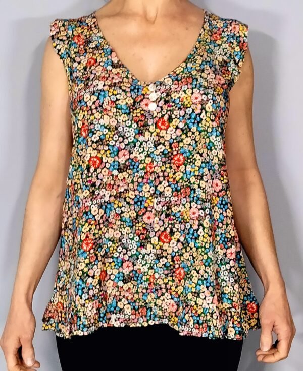 Blusa Sin Mangas Estampado Liberty – Frescura y Movimiento para tu Verano