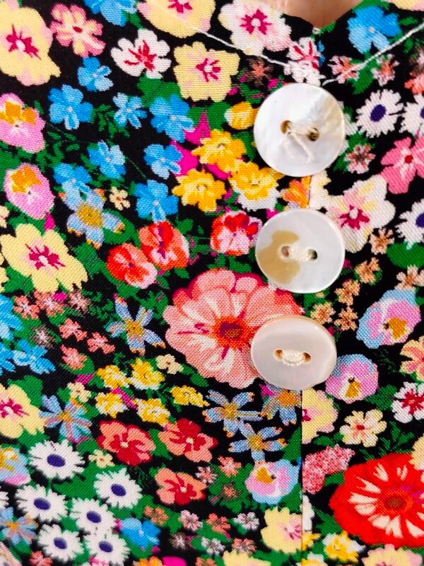 Blusa Sin Mangas Estampado Liberty – Frescura y Movimiento para tu Verano