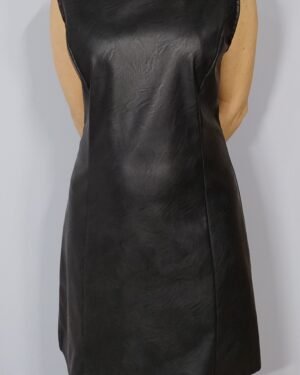 Vestido de Polipiel – Elegancia Atemporal con un Toque Audaz
