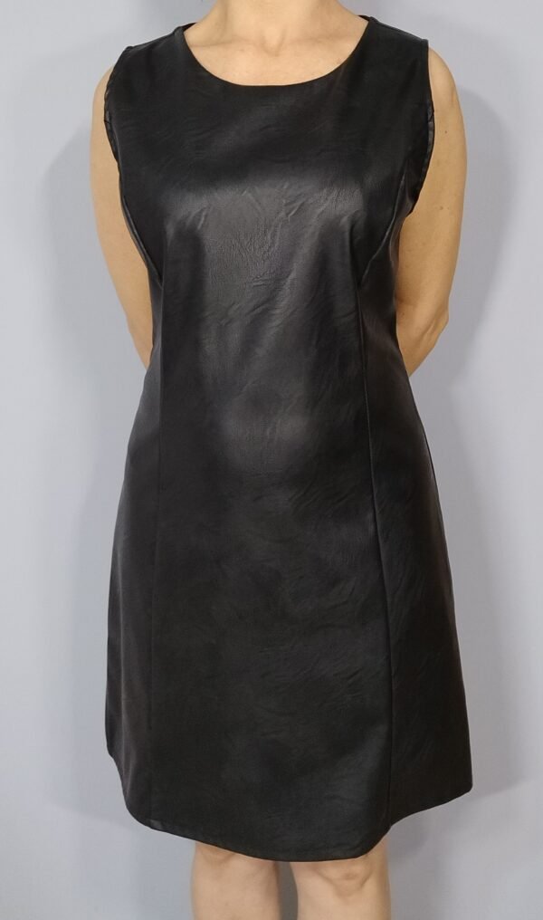 Vestido de Polipiel – Elegancia Atemporal con un Toque Audaz
