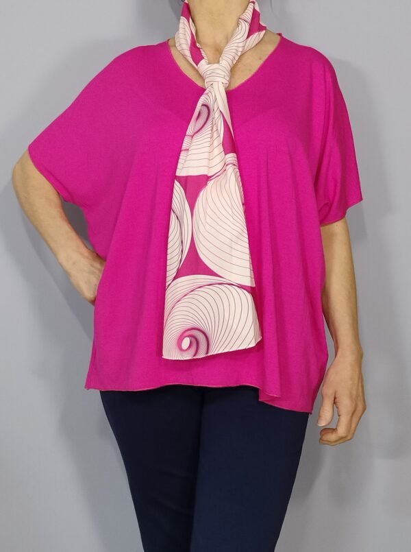 Blusa Cuello Pico con Pañuelo – Ligereza con un toque de estilo