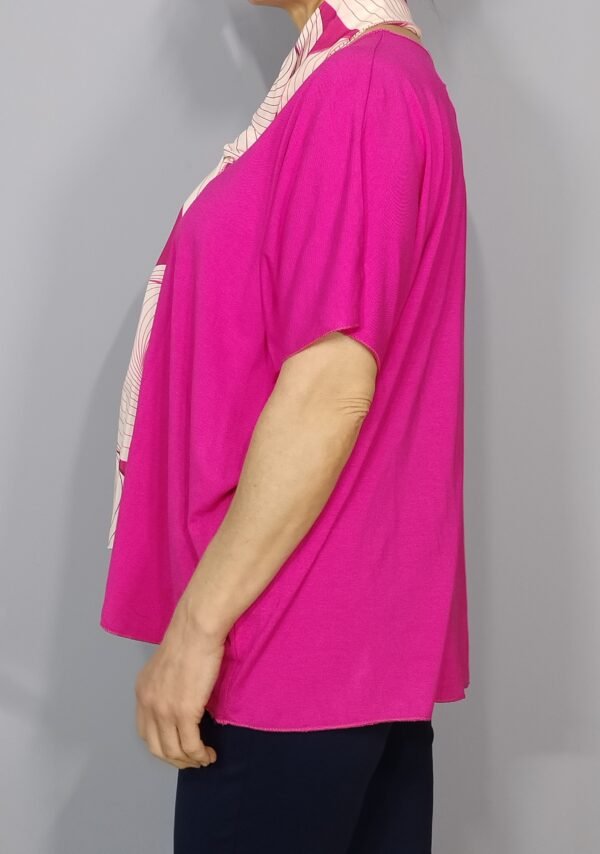 Blusa Cuello Pico con Pañuelo – Ligereza con un toque de estilo