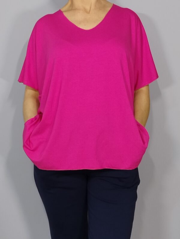 Blusa Cuello Pico con Pañuelo – Ligereza con un toque de estilo