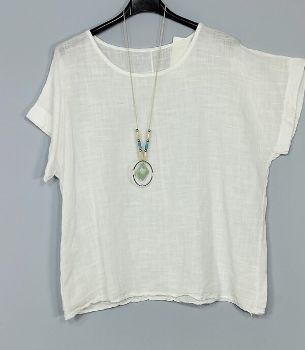 Blusa Cuello Redondo — Frescura, Movimiento y un Colgante