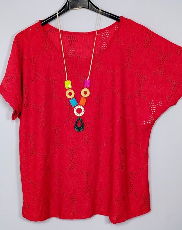 Blusa Brisa Italiana: frescura perforada con collar incluido