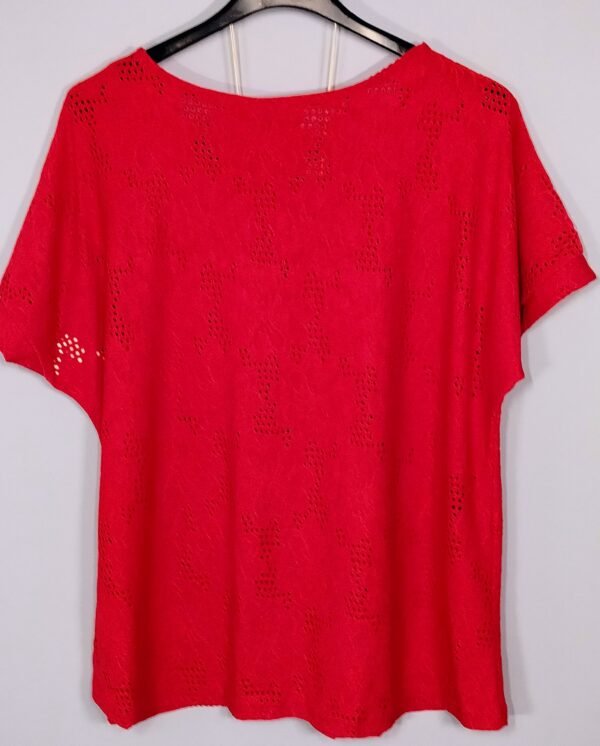 Blusa Brisa Italiana: frescura perforada con collar incluido
