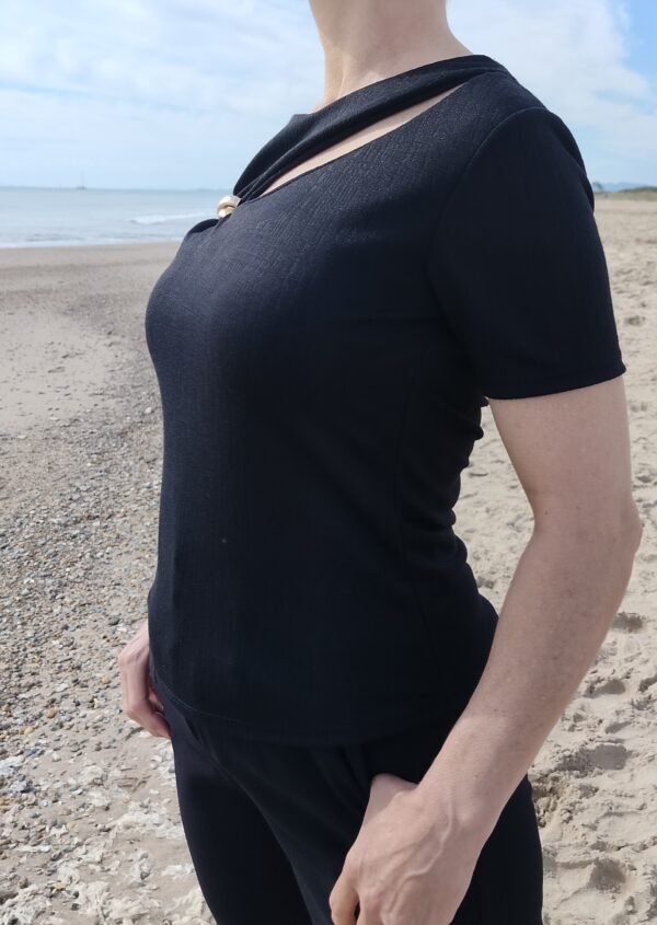 Blusa Anilla Dorada – Cuello Caja y Manga Pegada
