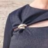 Blusa Anilla Dorada – Cuello Caja y Manga Pegada