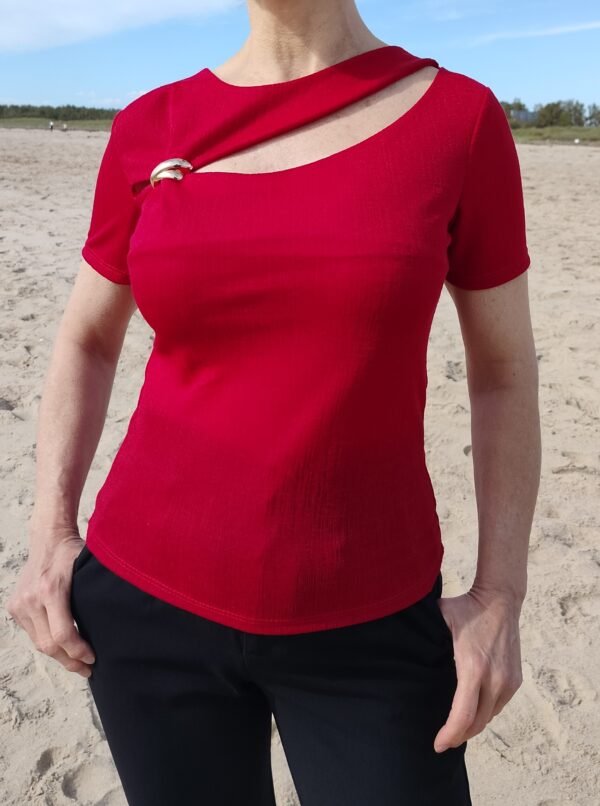 Blusa Anilla Dorada – Cuello Caja y Manga Pegada