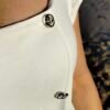 Blusa con Botones Marineros – Cuello Barca & Toque Elegante
