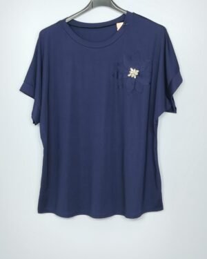 Blusa Flor Pedrería – Cuello Caja & Encanto Sutil