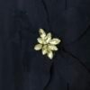 Blusa Flor Pedrería – Cuello Caja & Encanto Sutil