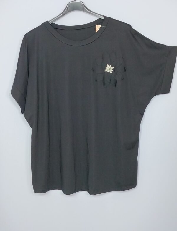 Blusa Flor Pedrería – Cuello Caja & Encanto Sutil