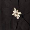 Blusa Flor Pedrería – Cuello Caja & Encanto Sutil