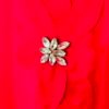 Blusa Flor Pedrería – Cuello Caja & Encanto Sutil