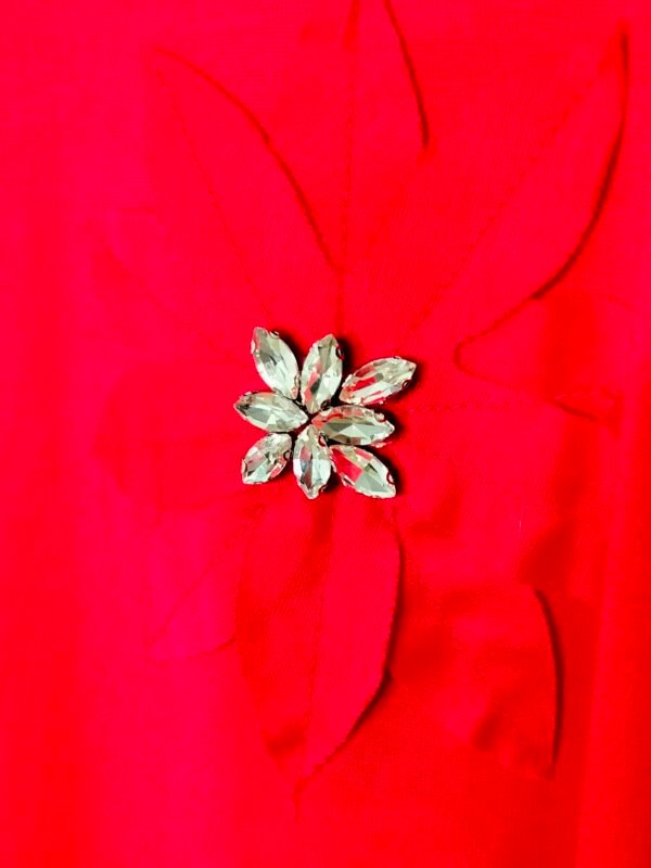 Blusa Flor Pedrería – Cuello Caja & Encanto Sutil