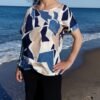 Blusa Estampada Simétrica – Cuello Caja & Corte Fluido