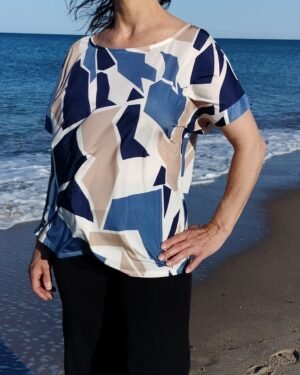 Blusa Estampada Simétrica – Cuello Caja & Corte Fluido