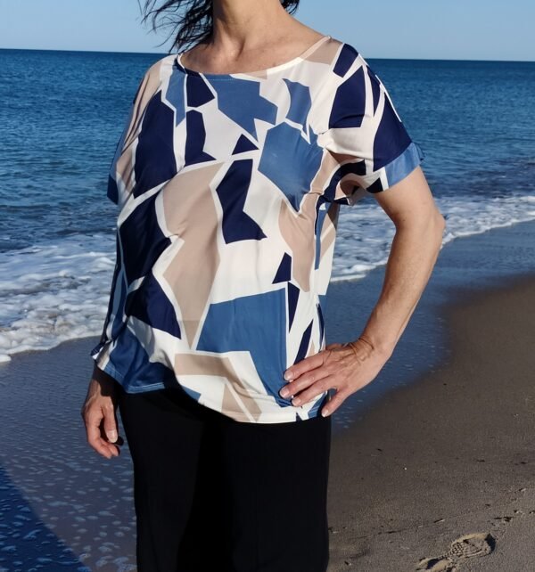 Blusa Estampada Simétrica – Cuello Caja & Corte Fluido