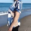 Blusa Estampada Simétrica – Cuello Caja & Corte Fluido
