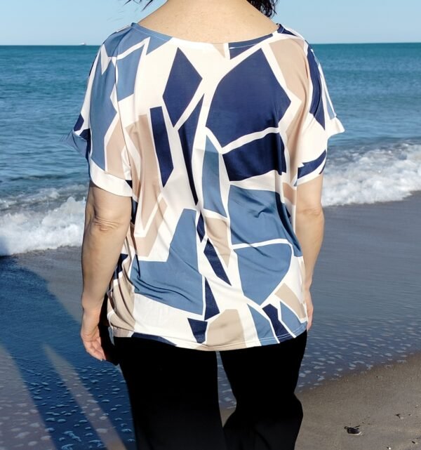 Blusa Estampada Simétrica – Cuello Caja & Corte Fluido