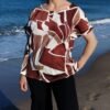 Blusa Estampada Simétrica – Cuello Caja & Corte Fluido