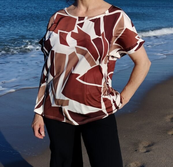 Blusa Estampada Simétrica – Cuello Caja & Corte Fluido