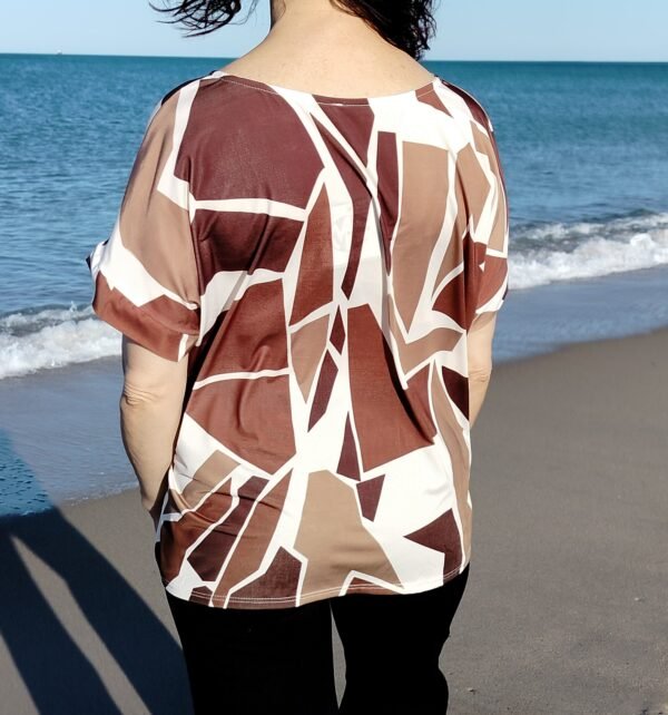 Blusa Estampada Simétrica – Cuello Caja & Corte Fluido