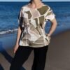 Blusa Estampada Simétrica – Cuello Caja & Corte Fluido