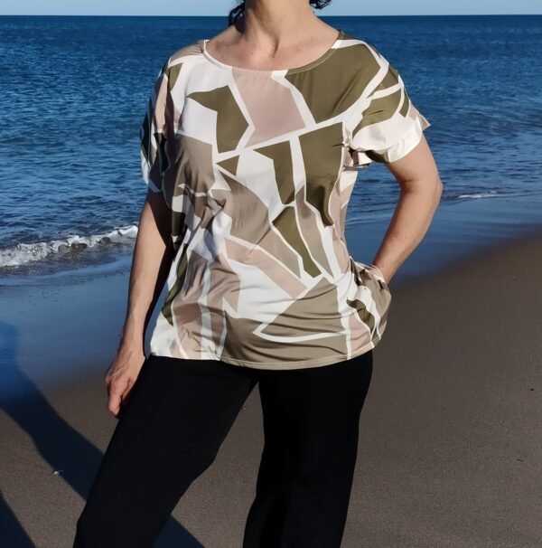 Blusa Estampada Simétrica – Cuello Caja & Corte Fluido